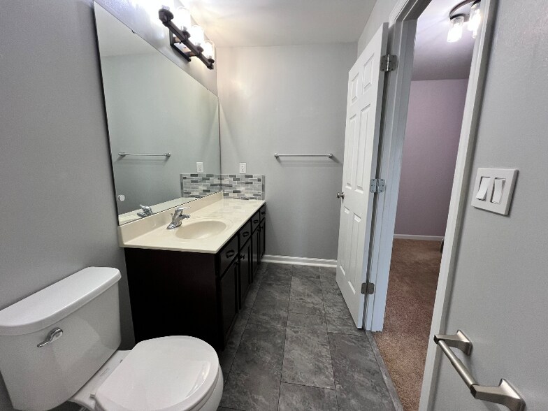 Building Photo - 820 Harbor Woods Dr