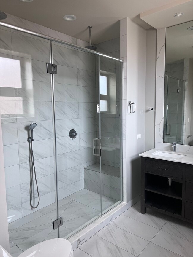 Building Photo - 1208 E 64th St