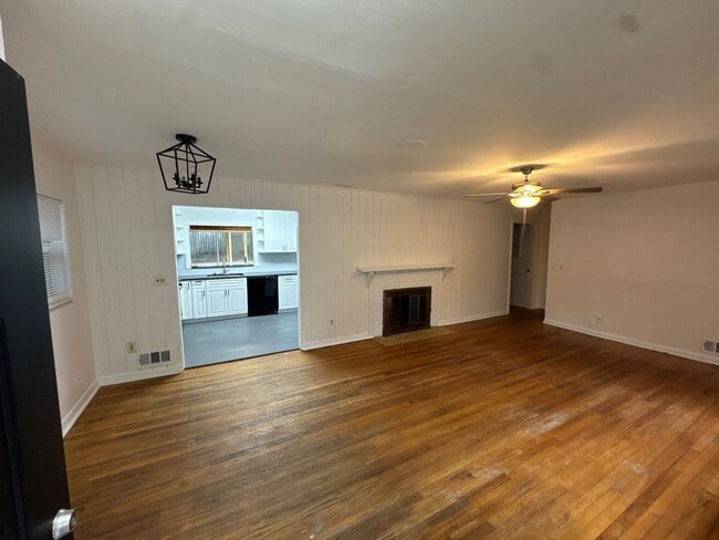 Building Photo - 4 bedroom 2.5 bath house with large yard!!