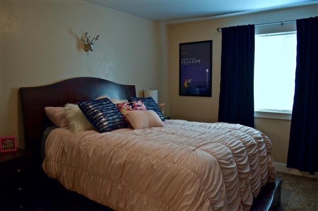 Building Photo - 685 S Park Ave