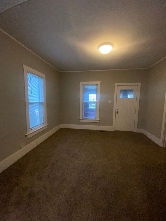 Building Photo - SW 2 bedroom home with many updates.