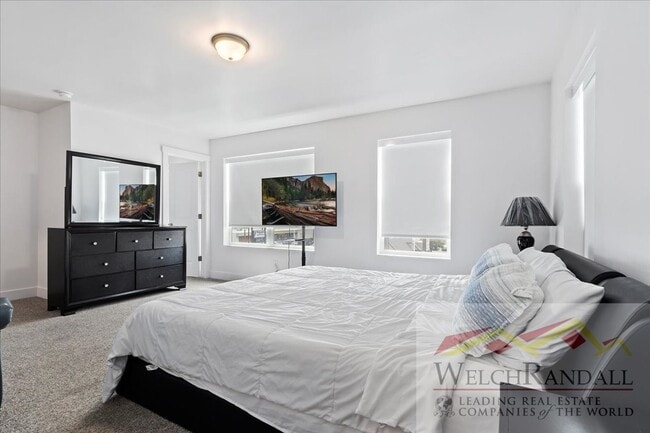 Building Photo - Townhome with Style and Space Close to Dow...