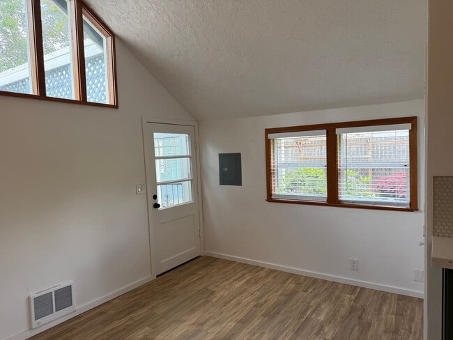 Building Photo - Luxury 1 bedroom 1 bath duplex in a great neighborhood!