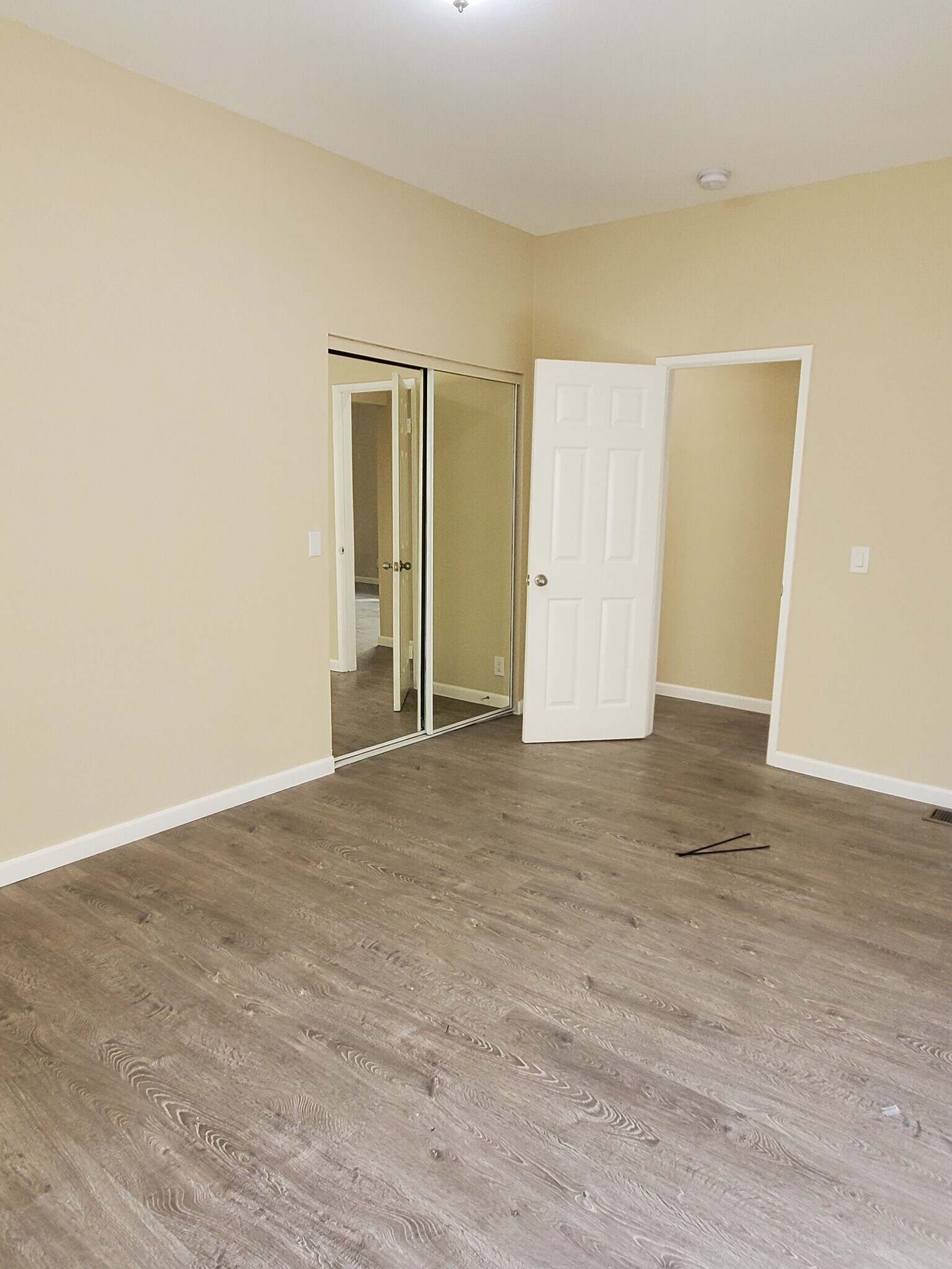 Building Photo - 947 S Sycamore Ave