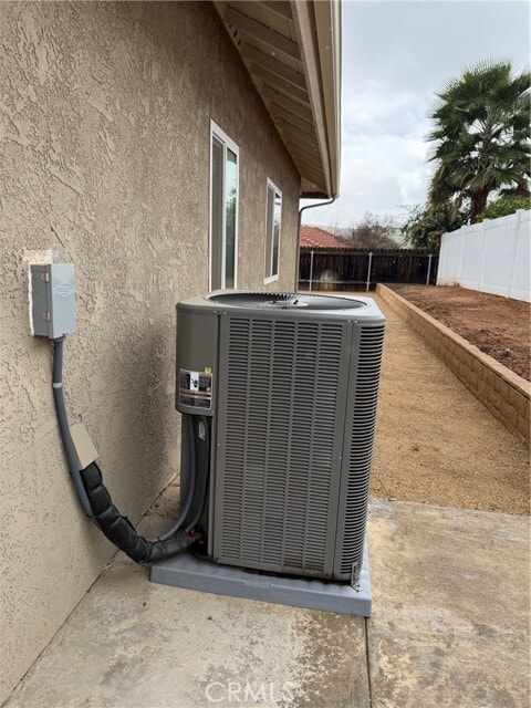 Building Photo - 14253 Meadowlands Dr