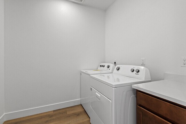 Building Photo - 4 BED | 3 BATH | SINGLE-STORY