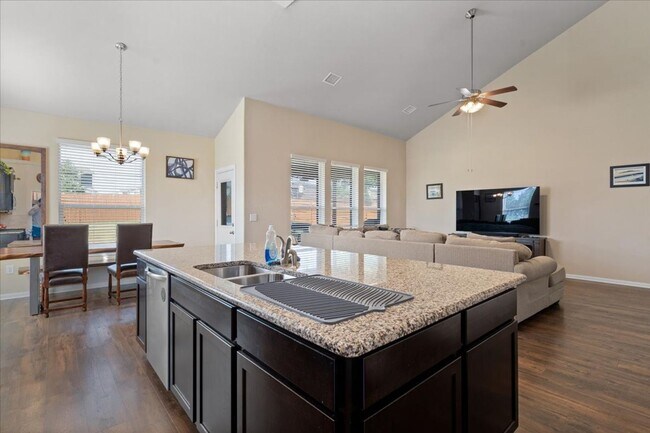 Building Photo - Spectacular 4 Bedroom, 3.5 Bath, Corner Lo...