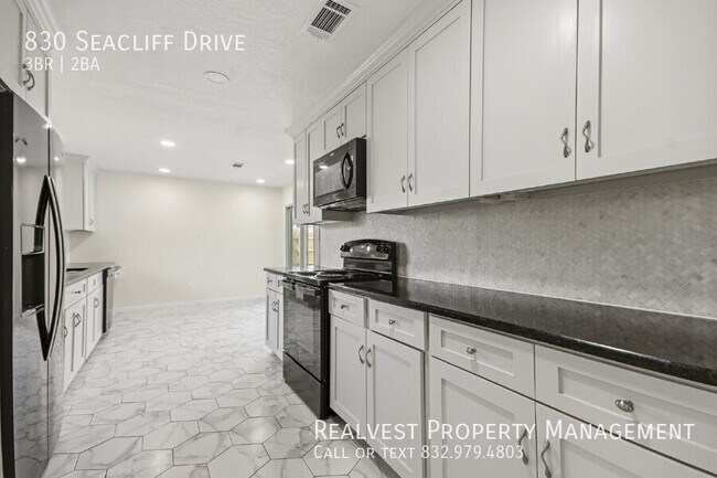 Building Photo - 830 Seacliff Dr