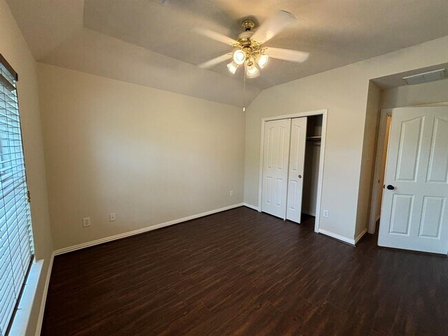 Building Photo - 3055 Fallbrook Dr