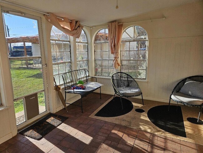 Building Photo - 710 N Avenue C