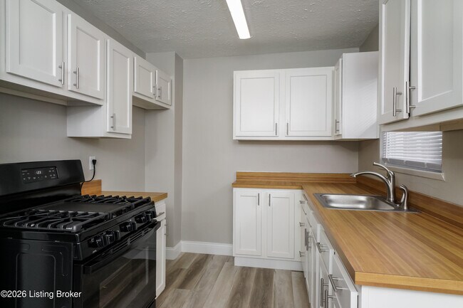 Building Photo - 9613 El Prado St