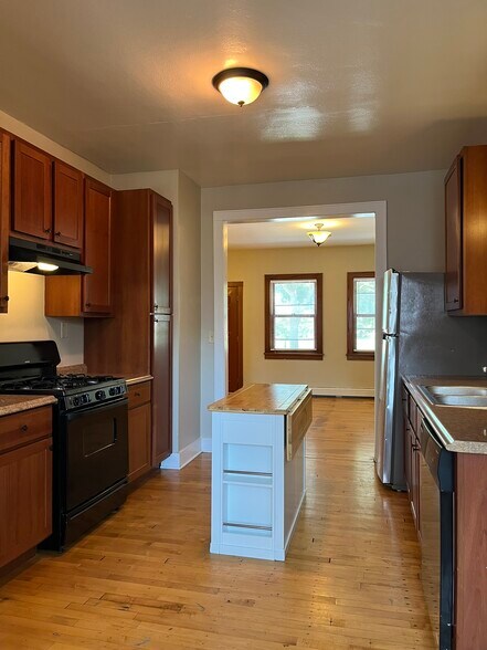 Building Photo - 1211 E Saveland Ave