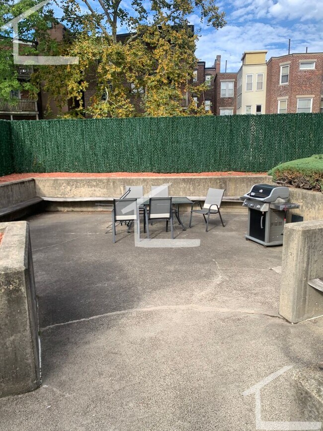 Building Photo - Coolidge Corner 1-Bed with Laundry in Unit...