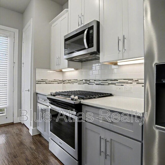 Building Photo - 728 N Plano Rd