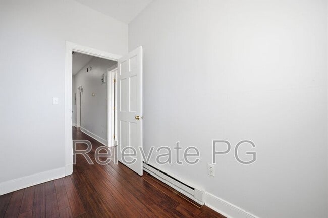 Building Photo - 2206 Parkwood Ave