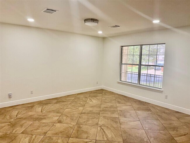 Building Photo - 11210 Kingsgate Dr