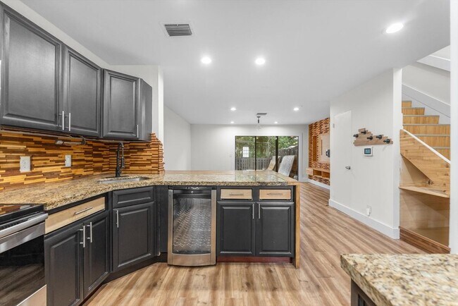 Building Photo - 850 Hill Dr