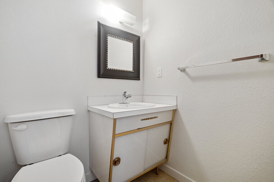 Building Photo - 3425 S 176th St