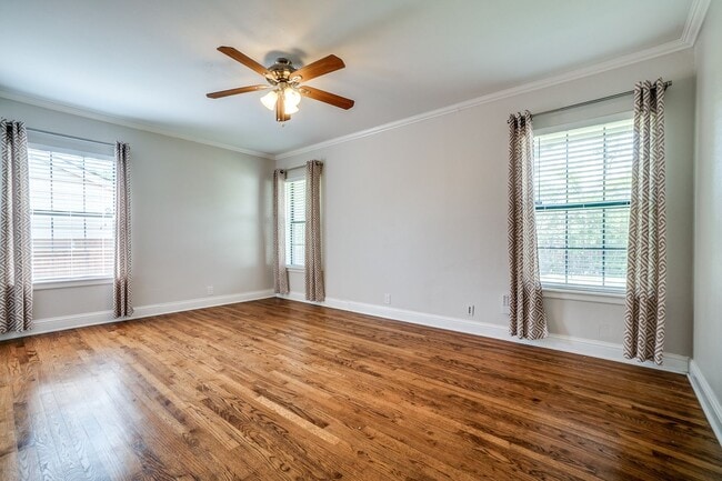 Building Photo - Airy and Light 3/2 in Established Dallas Neighborhood For Rent!