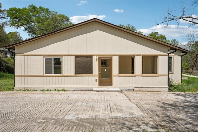 Building Photo - 961 Old Conyers Rd