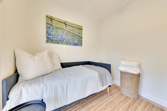 Building Photo - 2216 San Gabriel St