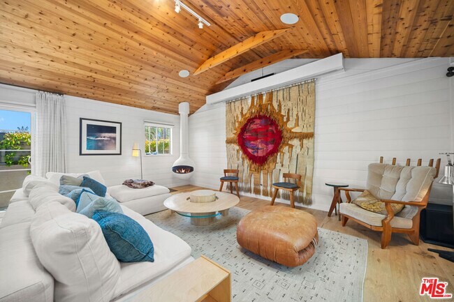 Building Photo - 7038 Dume Dr