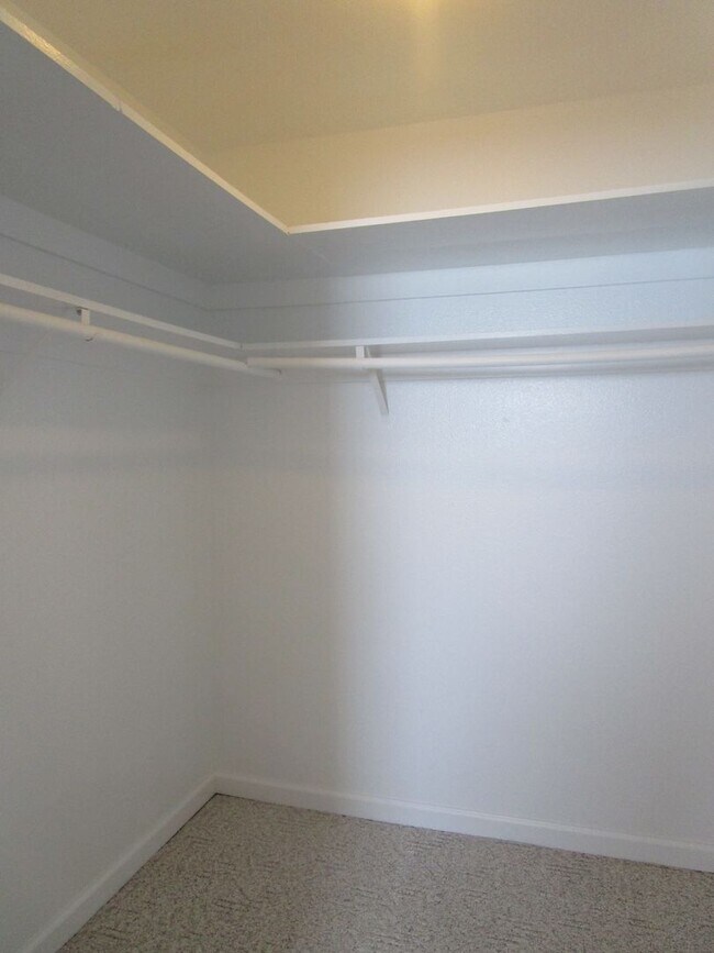 Building Photo - Please contact Vaughn Realty to set up an ...
