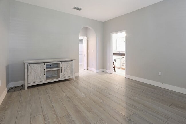 Building Photo - Pet-friendly, Newly Remodeled 2bd/2bth in Palmer Ranch