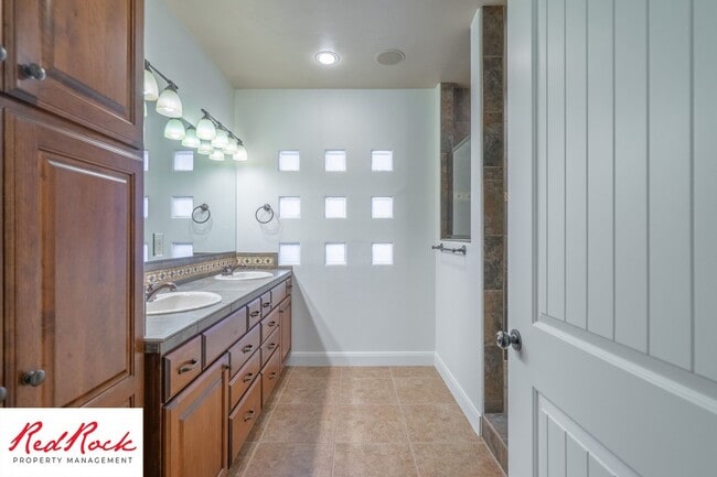 Building Photo - Remarkable 3 Bedroom Condo Next to Sunbroo...