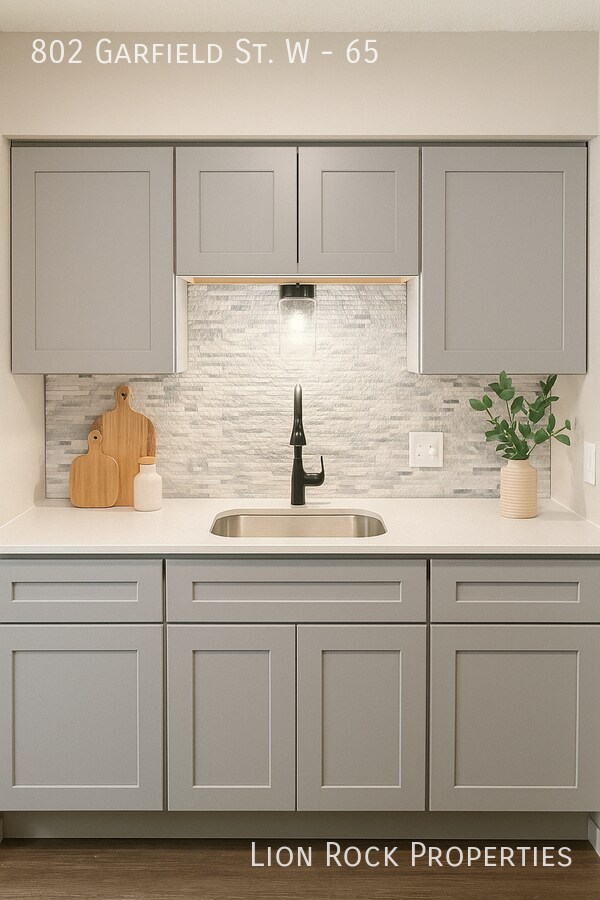 Building Photo - 802 Garfield St W