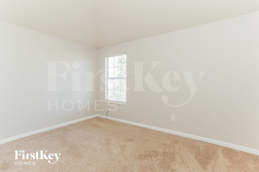 Building Photo - 2721 S Hills