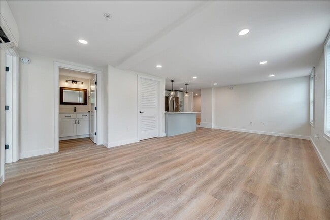 Building Photo - Newly Renovated 1BR & 2BR Apartments in Vinton - Premium Finishes!