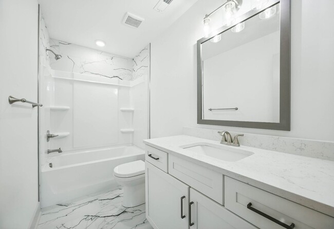 Building Photo - 3 Bedroom 2 1/2 Bath Luxury Home Near Madison Street!