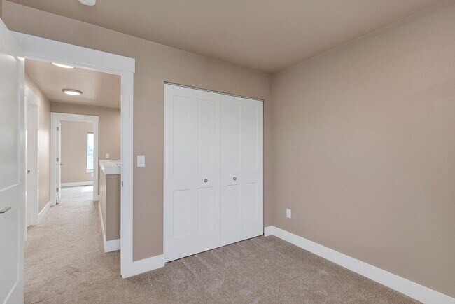 Building Photo - 3 Bed 2.5 Bath Townhome With Garage | $2,6...