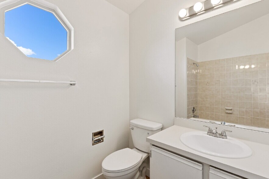 Building Photo - Upgraded 3-Bed Townhome Just Minutes from ...
