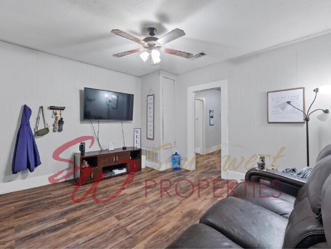 Building Photo - Cozy 2 bedroom on corner lot with privacy fenced backyard