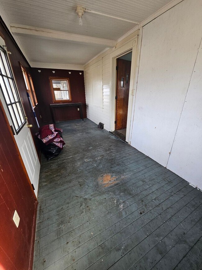 Building Photo - Lower 2 bedroom unit Eastside