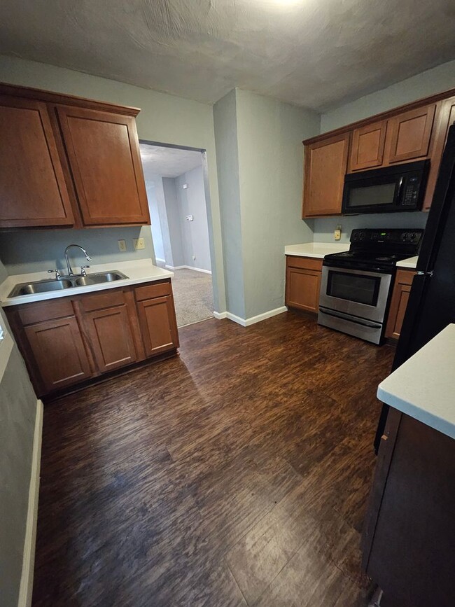 Building Photo - Lower 2 bedroom unit East Side