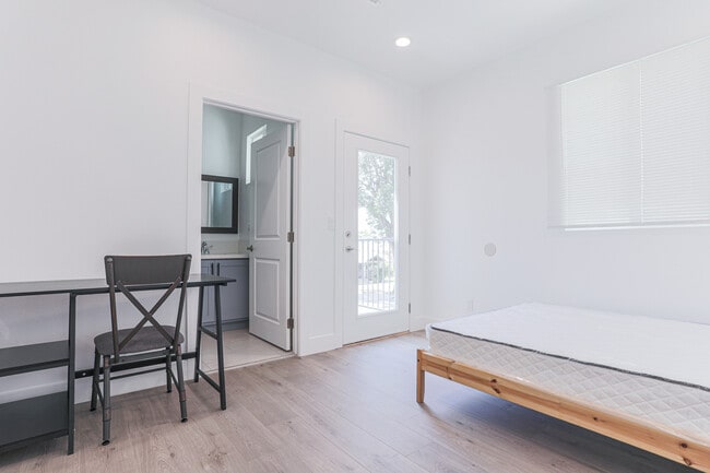 Building Photo - 1237 W 37th Plz