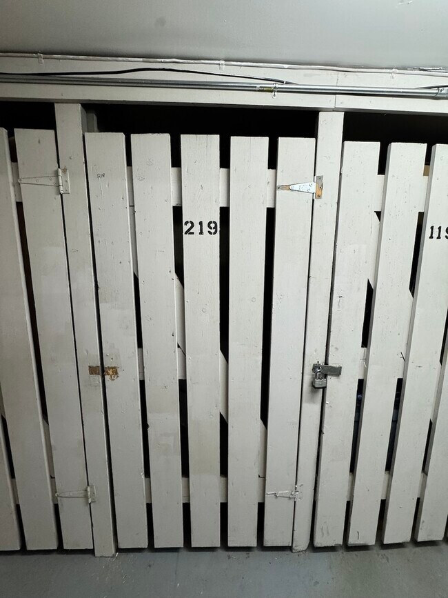 Building Photo - 1920 Cherry Ln