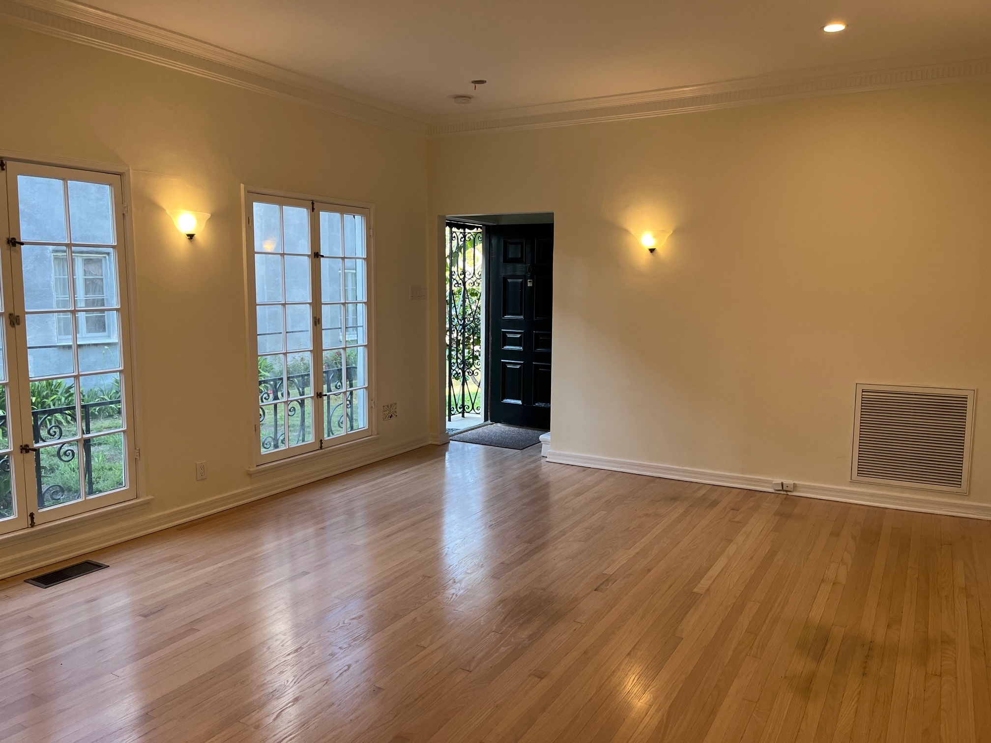 Living Room - 1111 Glenville Dr