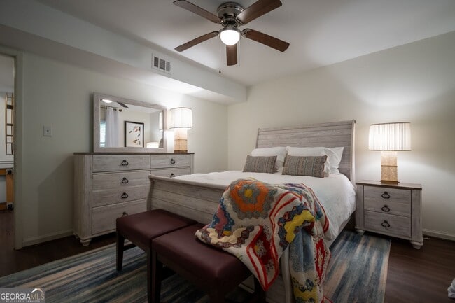 Building Photo - 210 E Cloverhurst Ave