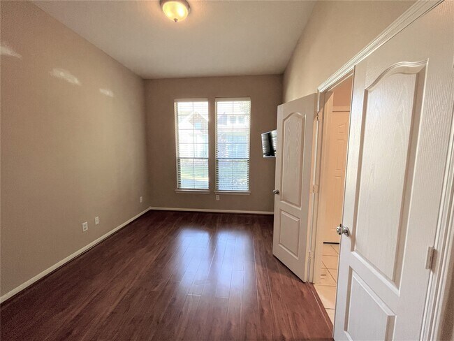 Building Photo - 3305 Knollcrest Ln