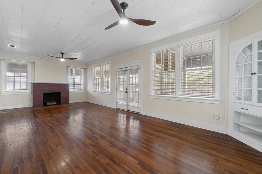 Building Photo - 320 Hallock St