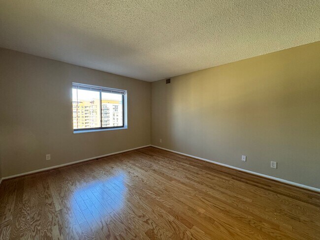 Building Photo - Luxurious Double Suite Condo With 2 Full Baths and Sunroom In Desired Belvedere Condominiums