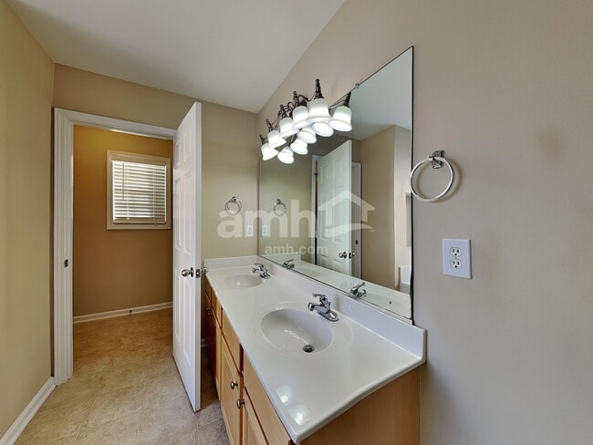 Building Photo - 3910 Pepperbush Dr