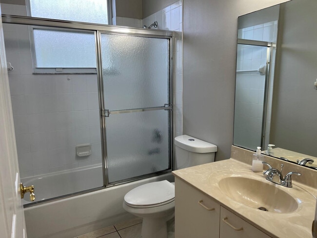 Building Photo - 4926 Ave