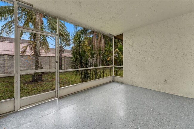 Building Photo - 7902 NW 70th Ct