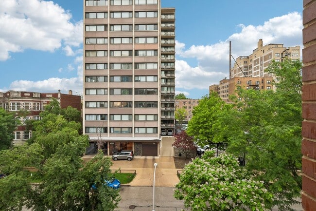 Building Photo - 6157 N Kenmore Ave