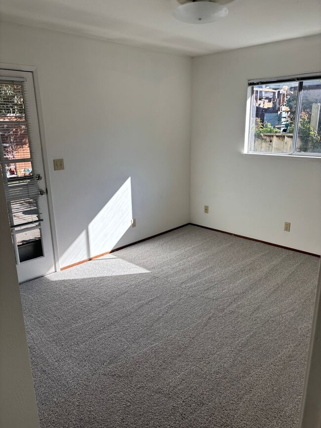 Building Photo - 4 bedroom 2 bath upper west side